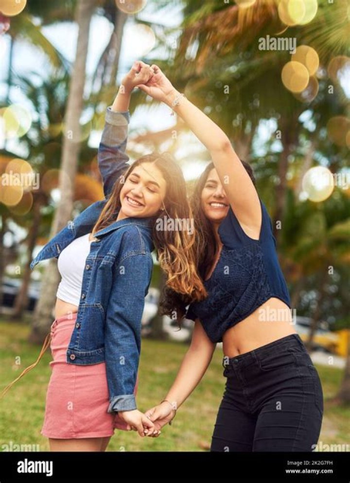 What should I comment on a girl best friend picture?