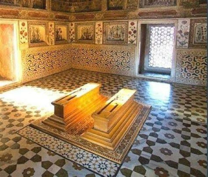 Who is buried inside the Taj Mahal?